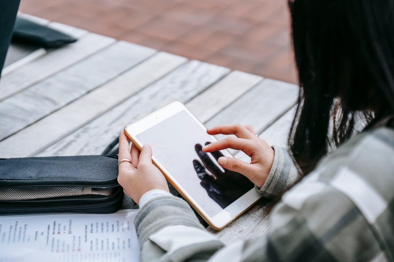 чтение статьи о ботах на планшете